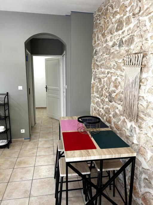 Superbe Appartement Dans Un Mas Nîmes Exterior photo