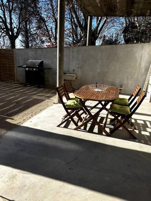 Superbe Appartement Dans Un Mas Nîmes Exterior photo
